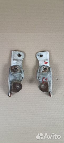 Петля капота Hyundai Terracan, 2003г