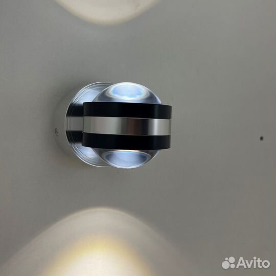 Двухлучевые фасадные светильники LED dance разные