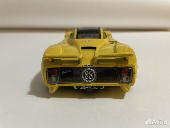 Коллекционная модель 1:24 Pagani Zonda C12