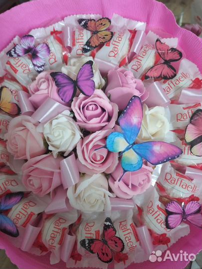 Букеты на заказ розы + раффаэллки+ бабочки