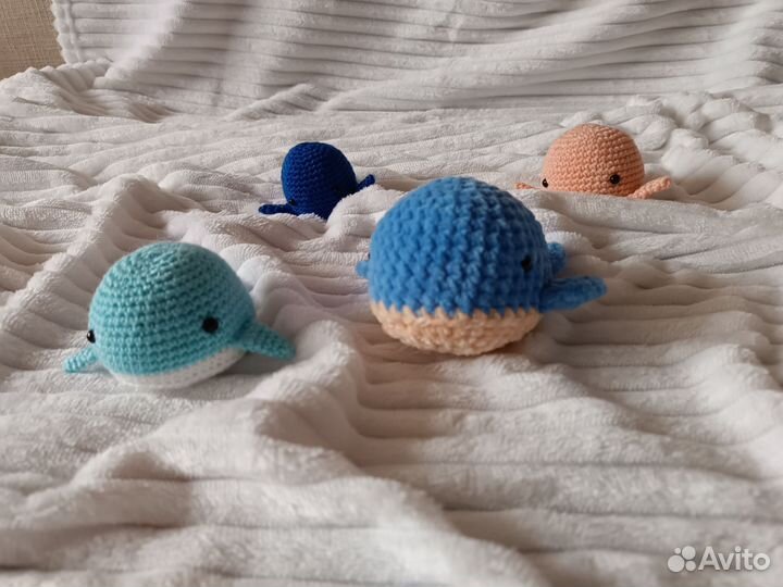 Вязаные киты в ассортименте