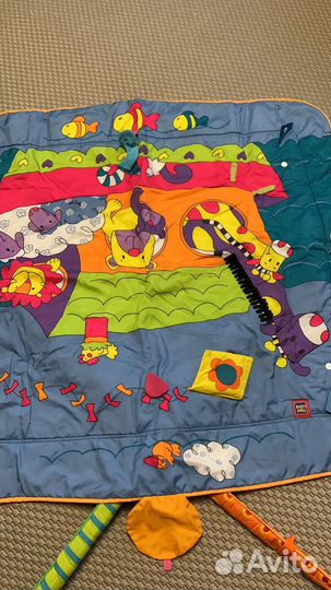 Коврик и игрушки к нему