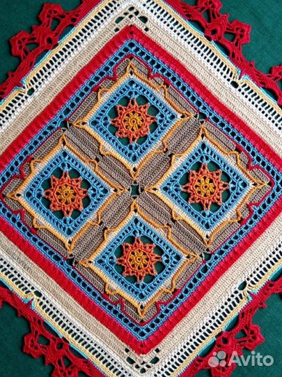 Салфетка, вязаная крючком, оформлена в багет