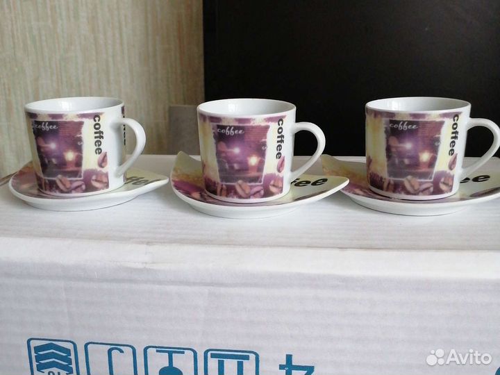 Три кофейные чашки с блюдцами