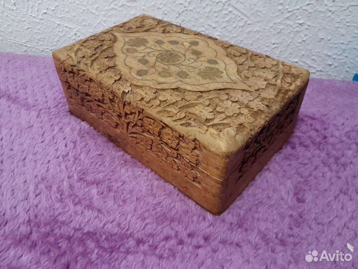 Деревянная шкатулка резная