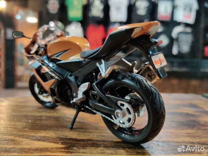 Модель мото 1:12 Suzuki GSX-R 1000 Gold