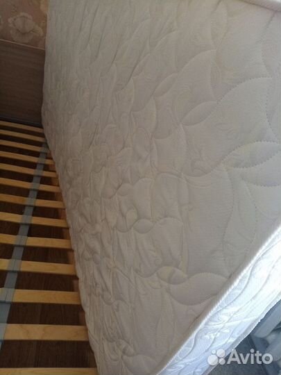 Кровать с матрасом