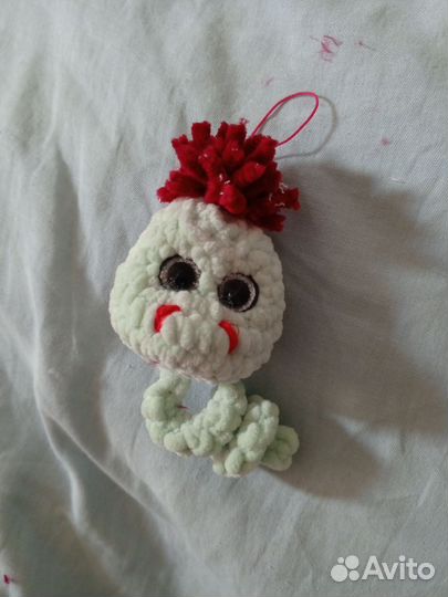 Вязаный брелок змейка