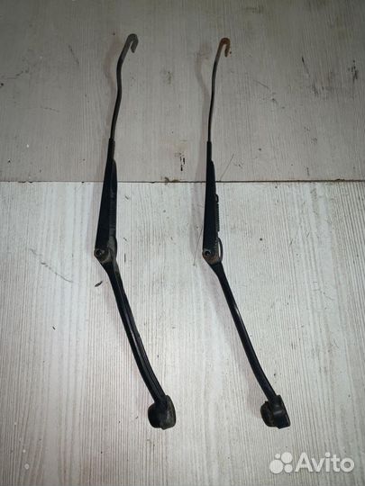 Поводок дворника левый/правый Nissan Primera P11