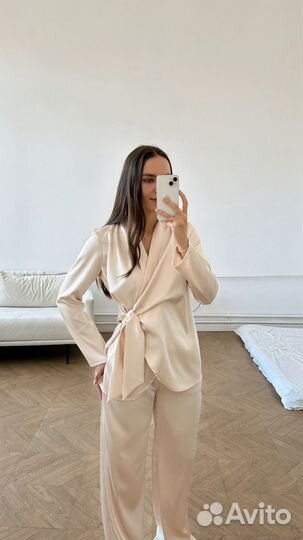 Шелковый костюм кремовый новый
