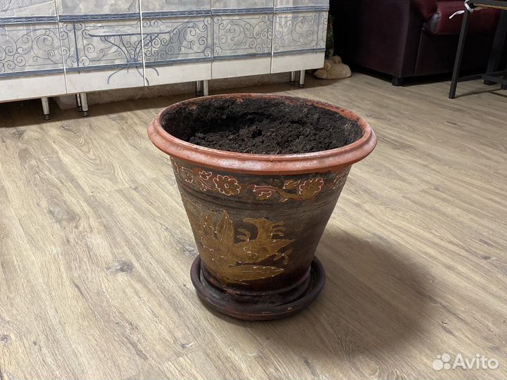 Большой глиняный горшок