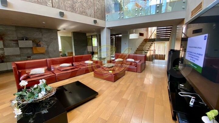 Дом 1126 м² на участке 20 сот.