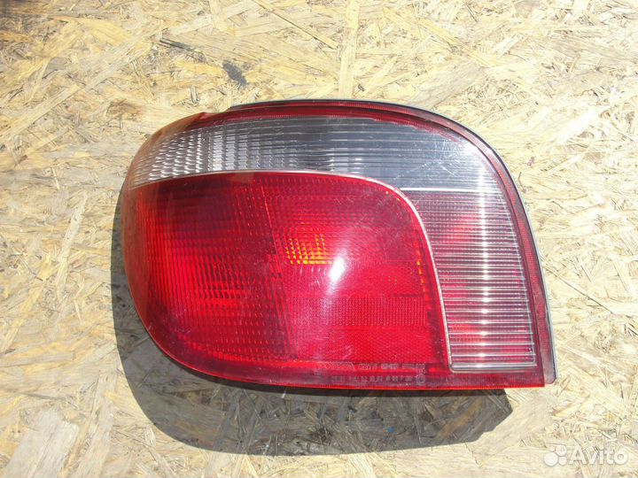 Фонарь задний левый Toyota Yaris