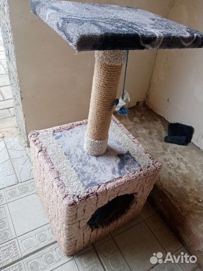 Кошачий домик с когтеточкой