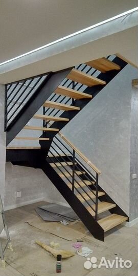Лестница / лестница на металлическом каркасе