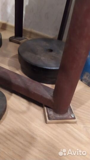 Скамья для жима с грифом и блинами