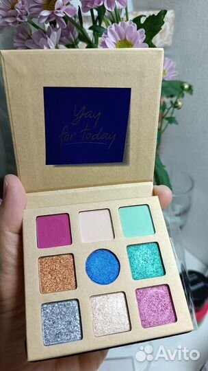 Две палетки - для лица, и тени от Essence