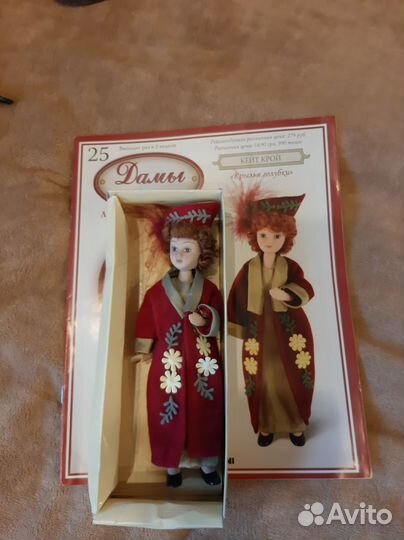 Куклы дамы эпохи с журналами