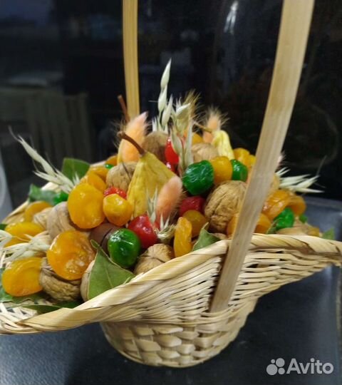 Букет из орехов и сухофруктов в корзине