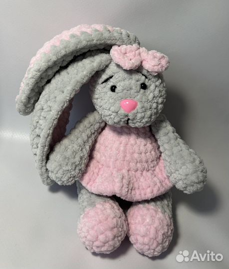 Вязаный плюшевый зайчик