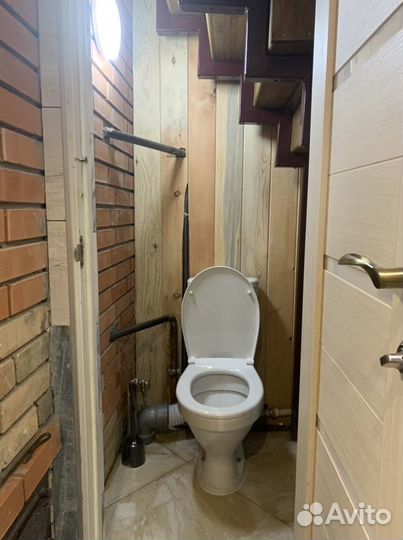 Баня - дом и мангал территорией для пикника