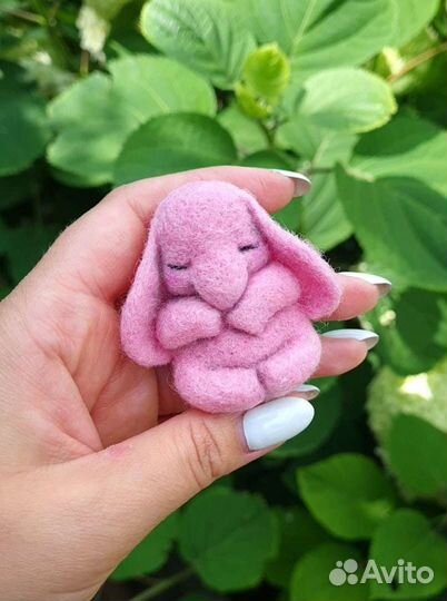 Брошь ручной работы слонёнок