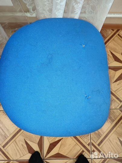 Стул на колесах