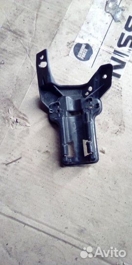 Кронштейн передний левый Renault Fluence 2010