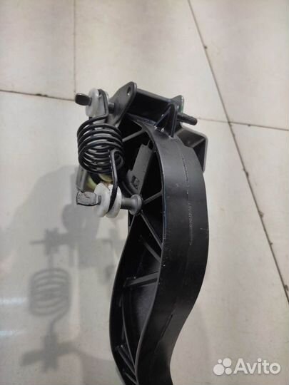 Педаль сцепления (Chevrolet Camaro VI)