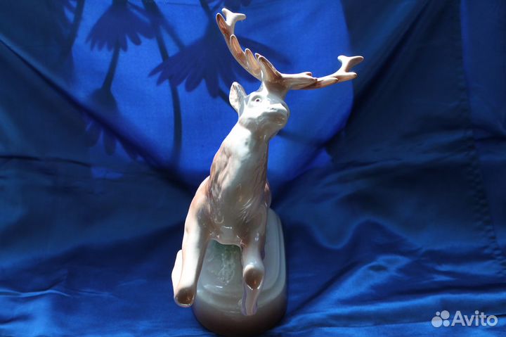 Бегущий олень фарфоровый