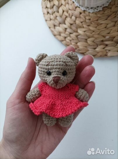 Вязаная игрушка брелок Мишка в платье