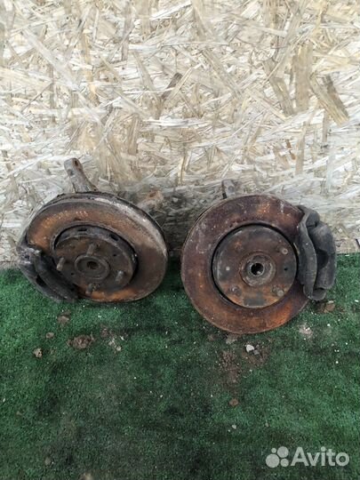 Поворотный кулак левый/ правый Mitsubishi Carisma