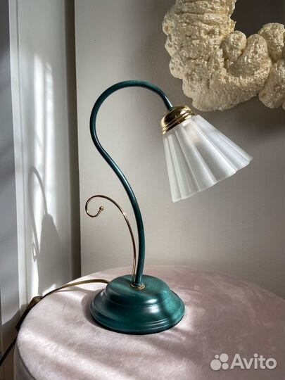 Итальянская металлическая настольная лампа