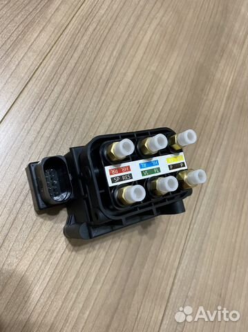Блок клапанов пневмоподвески Mercedes ML W166