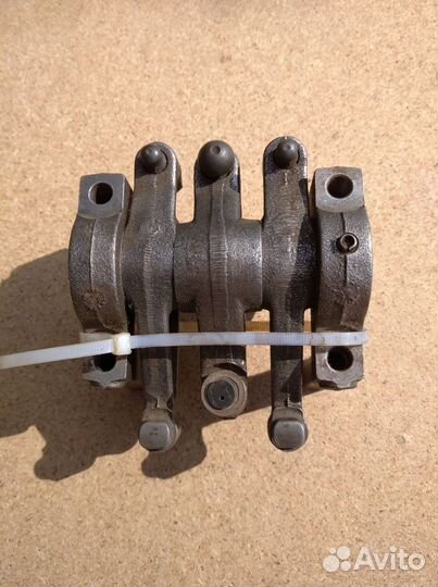 Коромысло (рокер) клапана в сборе лиаз дв.сат 3116