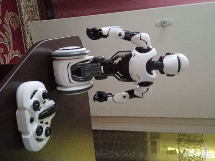 Робот на пульте управления