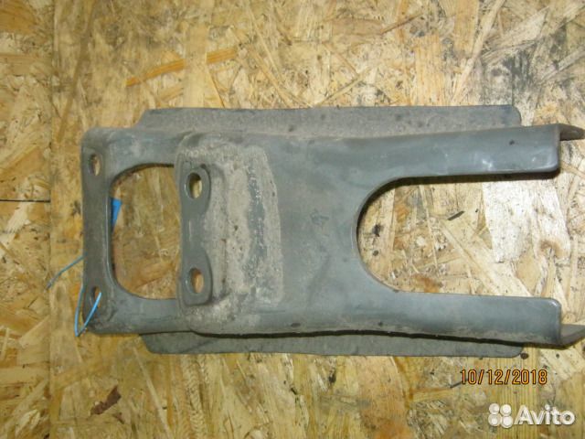 Кронштейн переднего амортизатора верхний FH12