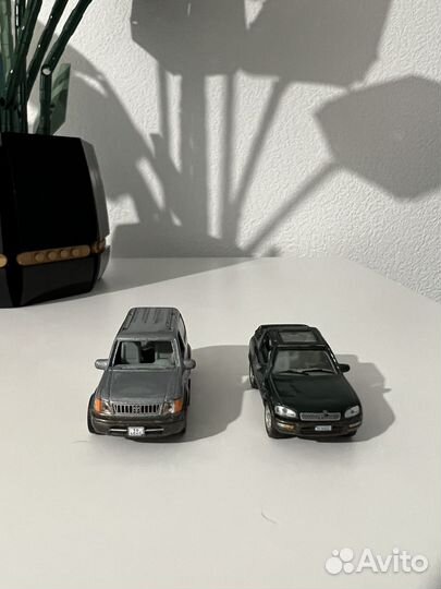 Машинки Toyota Land Cruiser и RAV4