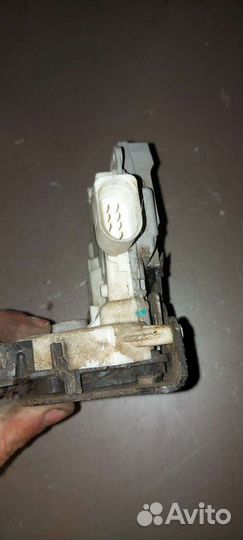 Замок двери задний правый на Volkswagen Passat B6