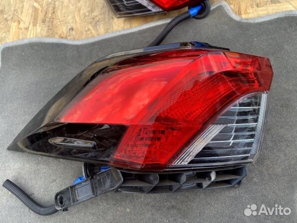 Toyota RAV-4 XA50 фонарь задний левый в крыло