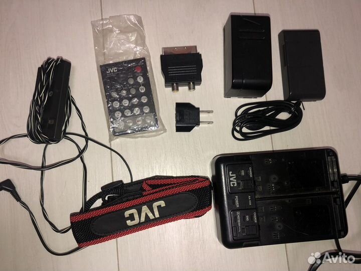 Видеокамера JVC GR-AX66