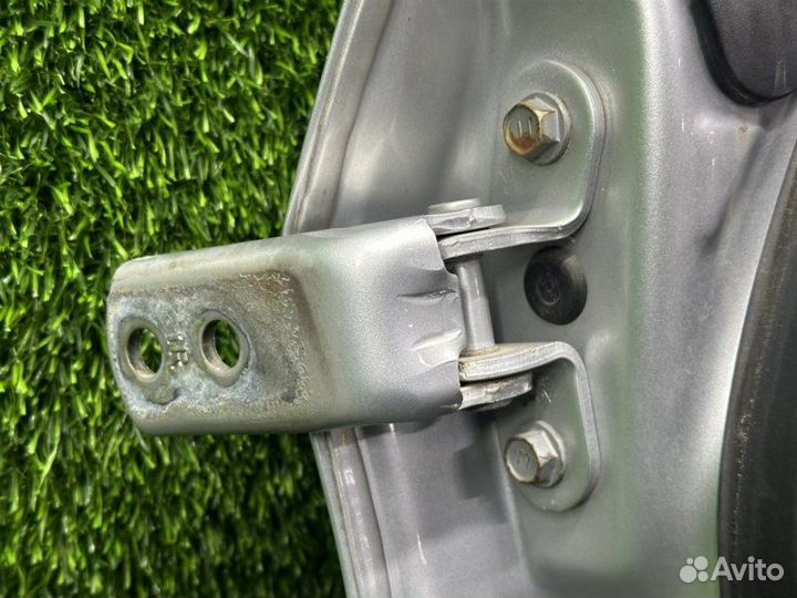 Петли двери передние правые Toyota Prius ZVW30