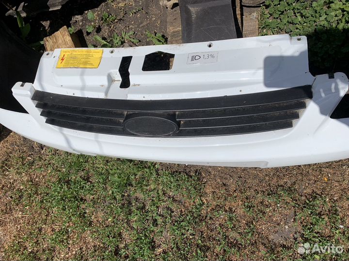 Бампер на приору белый