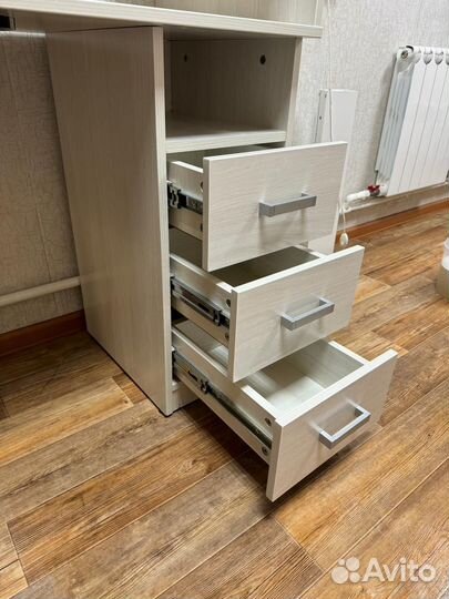 Стол для маникюра с вытяжкой б/у