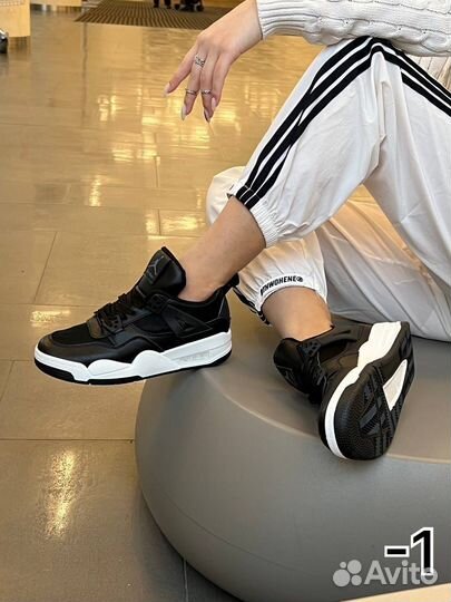 Кроссовки женские