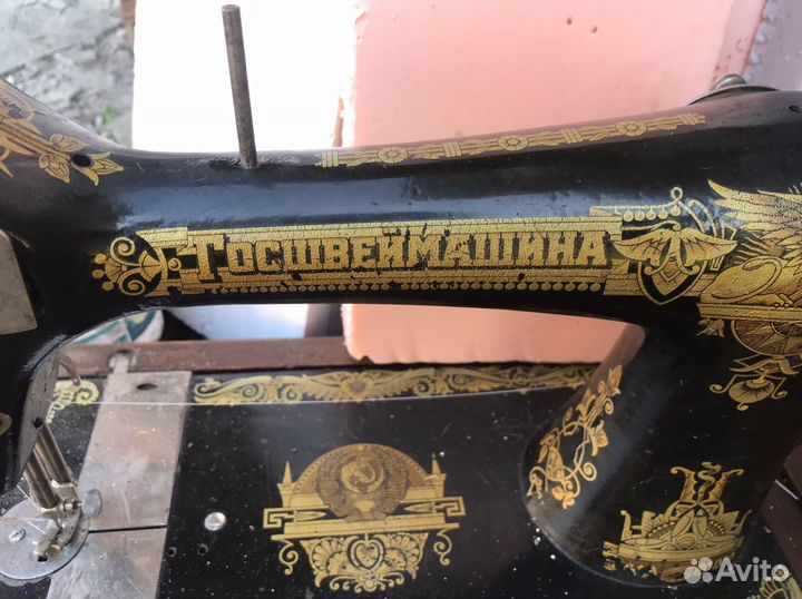 Старинная швейная машинка