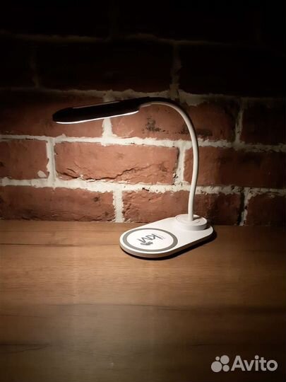 Настольный светильник с беспроводной зарядкойFlamp