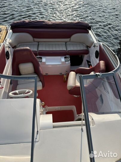 Аренда каютного катера с капитаном яхта вейкборд