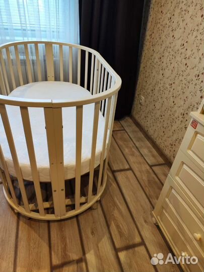 Детская кроватка с маятником