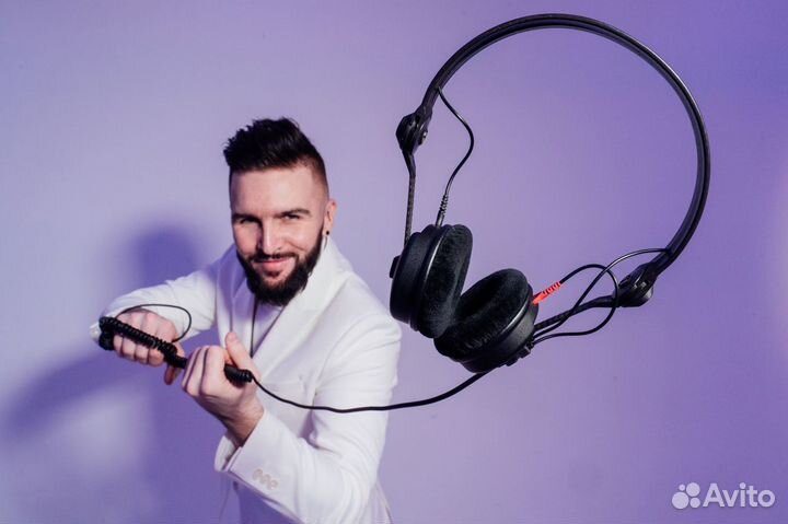 Диджей с аппаратурой dj ди джей ди-джей